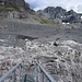 Über den tosenden Gletscherbach rauf über die grosse Moräne Richtung Gspaltenhornhütte.