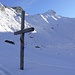 Croce alla Capanna Scaradra 2173mt. con Cassinello e Cassimoi sullo sfondo.