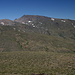 Gipfel Pico de Las Alegas -  "Teilpanorama" 1/7. Blick zum Mulhacén, der von hier wenig spektakulär erscheint. Gut zu erkennen ist auch die allmählich aus südlicher Richtung ansteigende Loma del Mulhacén.