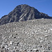Blick über P.3053m zur Waze; eigentlich kann man den Schutthaufen als "3oooer" durchgehen lassen, denn neben dem Gipfelblock steht ein GK