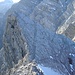 von hier aus wirkt die Platte vom 3. Kind steiler, als sie ist; deutlich zu erkennen ist die abgedeckte 70 Meter tiefe Doline, welche von der Bergwacht Berchtesgaden im Jahre 1949 abgedeckt wurde