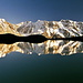 Jungfrau und Lauterbrunner Berge spiegeln sich im Grauseeli.<br />(Polfilter-Aufnahme)