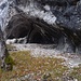 Höhle unter der mit einem Drahseil versicherten Stelle.