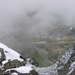 Radüner Rothorn: 1. Blick auf die Grialetschhütte durch den Nebel.