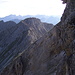 Steinmandlspitze vom Roten Stein, gut zu sehen der Abstieg auf der steilen Rampe links des Gipfels, unter dem Ostgrat