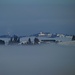 Der Hohe Peißenberg mit Kirche und Observatorium schwebt über dem Nebelmeer. Glücklich die Bauernhöfe davor, die gerade noch so aus dem Nebel schauen.