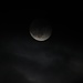Der Mond kämpft auch gegen die Nebelschwaden an. Er sollte eigentlich sehr hell sein, gestern war Vollmond.