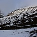 Kurz bevor man die Alphütte Unter Jansegg (1365m) erreicht, hat man erstmals eine schöne Sicht auf die Südflanke des Schopfenspitzes / Gros Brun (2104,3m).