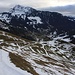Von der Alp Unter Jansegg (1365m) folgt man einem Fahrsträsschen bis nach der Kehre beim P.1452m.<br /><br />Im Hintergrund ist das Bäderhore / Bäderhorn (2008,7m).