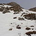 Das kleine Felsband das auf 1800m die Südflanke des Schopfenspitzes quer überzieht, kann einfach über steiles Gras (oder Schnee) überwunden werden.