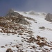 Während meies Aufstiegs über den Südgrat hält sich hartnäckig eine Wolke am Gipfel des Schopfenspitzes / Gros Brun (2104,3m).