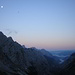Morgenstimmung mit Mond am 1.Biwakplatz, ca. 1800m hoch mitten in den Latschen - sehr gemütlich.