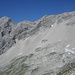 Rossloch und Grubenkarspitze - über das Schuttband, das in die Wolke führt erfolgt An- bzw. Abstieg.