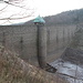 Vodní nádrž Janov - Blick vom Weg am nordöstlichen Rand des Staubeckens zur Staumauer.