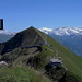 Gipfelkreuz Schongütsch mit Sicht auf das Brienzer Rothorn und Sustenhorn/Dammastockgruppe