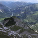 Ausblick zum ersten Gratstück mit dem Rastplatz hinab ins Rißtal.