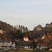 Links die Burg Altrathen, in der Mitte der Talwächter (mit von Kletterern angebrachtem Weihnachtsbaum) und rechts die Lokomotive