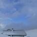 Alphütte unter der Chammhalden und etwas blauer Himmel.