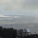 Die leicht winterlich angehauchten Höhenzüge des Witthoh über dem Schloss Frauenberg