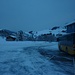 Das Skigebiet in Laucheren bei Oberiberg ist noch nicht in Betrieb. So endet die Postautolinie bei der Talstation Laucheren (1098m) auf einem riesigen verlassenen Parkplatz.