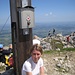 Margit am Gipfelkreuz des Aggenstein