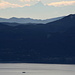 Cottische Alpen (insbesondere Monviso) und ein Schiff auf dem Lago Maggiore