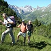 das illustre Gipfelteam; rechts der Kenner der Lechtaler Alpen schlechthin: Raimund Moll; der kennt JEDEN Lechtaler Berg!