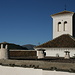 Mecina (14.07.2010) - Blick auf ein Stück "Dachlandschaft" an der Kirche. Gut zu erkennen sind die für die Alpujarras-Orte typischen Rauchabzüge.