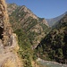 ausgesetzte Wege führen entlang des wildschäumenden Buri Gandaki