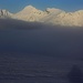Schroffe Gipfel über dem Nebelmeer.<br /><br />Das Fribourger Gipfelpanorama von Links nach Rechts: Maischüpfenspitz / Vanil d'Arpille (2085m), Schopfenspitz / Gros Brun (2104,3m), Combiflue / Combi (2055m) und Chörblispitz (2103m).