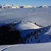 Blick zurück unterhalb des Vorgipfels P.1926m auf die Aufstiegsroute vom Skiliftende über Oberenegg Läger (1800m).
