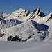 Aussicht vom Hundsrügg (2046,7m) zum Dent de Savigny (2252,2m) zum Dent de Ruth (2236,2m) sowie dem Zuckerspitz (2133m).<br /><br />Davor stehen die Gipfelkuppen Amelier (2002m) und Husegg (1998m) sogar die Grubenberghütte (1840m) wo der erste und einzigartige HIKR-Treff stattfand.<br /><br />Links im Hintergrund steht der Vanil Noir, mit 2388,9m der höchste Gipfel vom Kanton Fribourg. 