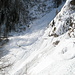 Strada invasa da una valanga in diretta e da altri accumuli recenti; secondo la nuova guida scialpinistica del CAS di Gabuzzi/Cavallero (relativa alla Svizzera italiana), questa valanga ha anche un nome: "la Patascera".