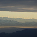 Finsteraarhorn, Lauteraarhorn, Schreckhorn, Mittelhorn und Wetterhorn (das Rosenhorn steht fast nicht zu erkennen vor Lauteraarhorn und Schreckhorn). Ganz rechts Eiger und Mönch direkt hintereinander, die helle Kuppe ist kein Schnee sondern Nebel- oder Wolkenfetzen am Gipfel des Eiger, dahinter in Umrissen der Mönch.