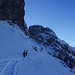 Klein ist der Mensch!<br /><br />Zwei Snowboarder im Quergang unter den Felsen vom Mutteriberg. Dahinter ist der wuchtige Fels P.1878m, der höchste Gipfel der Schwalbenchöpf.