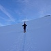 Schneeschuhe und schwere Alpinskis: ein gutes Training