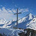 Das Gipfelkreuz, rechts das Wasenhorn