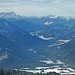 Zoom in die Jachenau. Hinten links die Zugspitze.