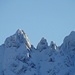Die mit Schnee übertünchten Spitzen des Westlichen Alpsteins ragen bizarr in die Luft