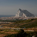 Auf der Anfahrt nach Gibraltar - Der imposante, bis zu 426 m hohe Felsen ist bereits von weitem gut zu erkennen. "The Rock" bricht nach Osten (links) steil ab, nach Westen (rechts) sind seine Flanken weniger steil geneigt. Blick aus nördlicher Richtung.
