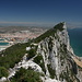 Gibraltar - Ausblick von der Aussichtsterrasse nahe der Cable Car Top Station (Seilbahn-Bergstation) in nördliche Richtung. Im Hintergrund ist die spanische Stadt La Línea de la Concepción zu sehen.