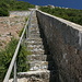 Gibraltar - Blick bergaufwärts entlang eines Stücks der King Charles V Wall (Mauer Karls V) in Richtung Felsgrat.