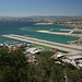 Gibraltar - Ausblick aus der Nähe des Ausgangs der Great Siege Tunnels u. a. auf einen Teil der Bucht von Algeciras und den westlichen Abschnitt der Start- und Landebahn des Flughafens Gibraltar.