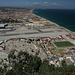 Gibraltar - Ausblick aus der Nähe des Ausgangs der Great Siege Tunnels in nördliche Richtung u. a. auf die Mittelmeerküste und den östlichen Teil des Flughafens Gibraltar.