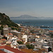 Gibraltar - Ausblick vom Moorish Castle (Maurische Burg) in südliche Richtung über die City und Teile des Hafens von Gibraltar. Im Hintergrund erkennt man Afrika.
