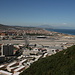 Gibraltar - Ausblick vom Moorish Castle (Maurische Burg) in nördliche Richtung. Vorn ist Gibraltar u. a. mit dem Flughafen zu sehen. Nördlich davon verläuft die Grenze, im Hintergrund befindet sich also bereits Spanien mit der Grenzstadt La Línea de la Concepción.