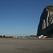 Gibraltar - Rückblick zum Nordabbruch des Felsens während des Spaziergangs von der City zur Grenze über das Flughafengelände.