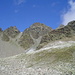 Die Schöntalspitze (Bildmitte) vom Westfalenhaus gesehen. Links davon ist die Zischgenscharte. Von der Scharte verläuft der Aufstieg teils drahsteilgesichert über den Westgrat.