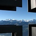 Einblick ins Gipfelkreuz des Schongütsch 2320m und Ausblick zu den Berner Alpen