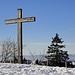 Gipfelkreuz Napf (mit Gedenkstein an einen hier über die Flue Gestürzten),
dahinter die Jurakette